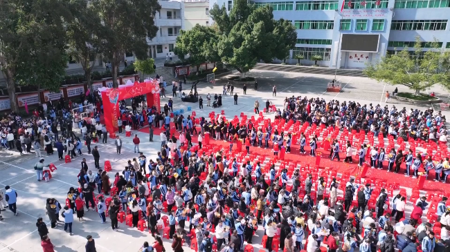 十八而志正青春&middot;同心筑梦向未来——翁源县龙仙中学举行2025届高三学生成人礼.mp4_20241209_173648.558.jpg