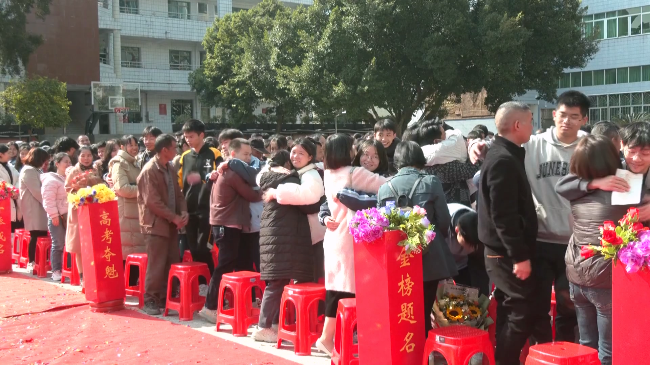 十八而志正青春&middot;同心筑梦向未来——翁源县龙仙中学举行2025届高三学生成人礼.mp4_20241209_173609.726.jpg