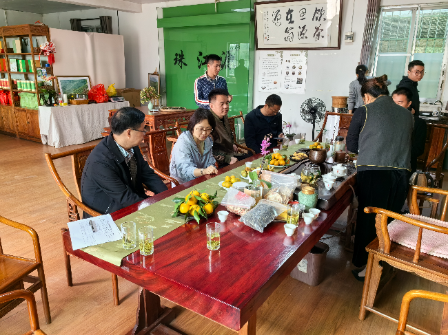 县人大常委会副主任、县总工会主席陈福环开展高层次人才交流座谈会活动2.jpg