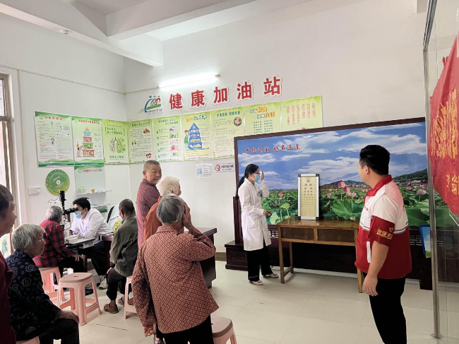 12.9江尾镇连溪村开展高龄老人免费义诊志愿服务活动.jpg