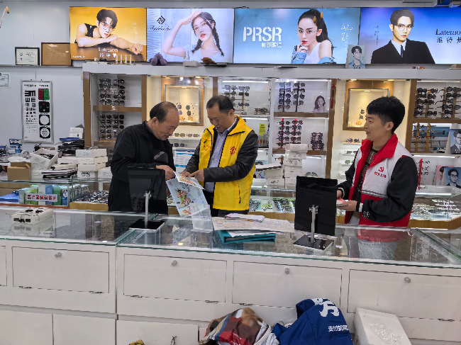 县总工会开展预防艾滋病宣传志愿活动.jpg