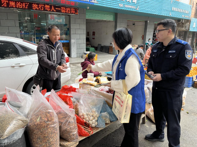 12.12江尾镇开展禁毒宣传进集市活动.jpg