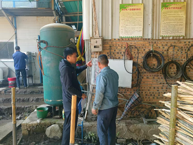 新江镇开展木材加工厂安全检查.png
