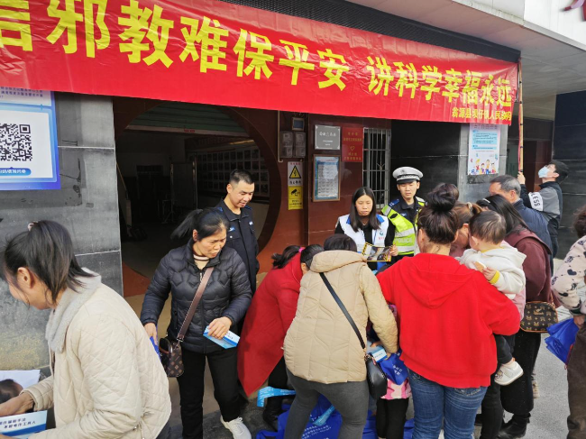坝仔镇开展“信邪教难保平安，讲科学幸福永远”宣传活动.jpg