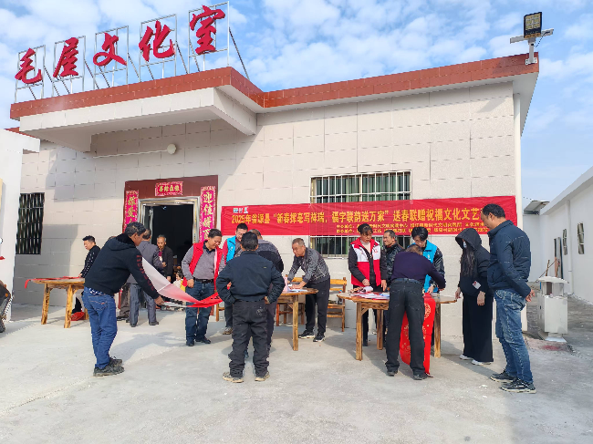 坝仔镇开展“新春挥毫写祥瑞，福字联韵送万家”送春联增祝福文化文艺活动.jpg