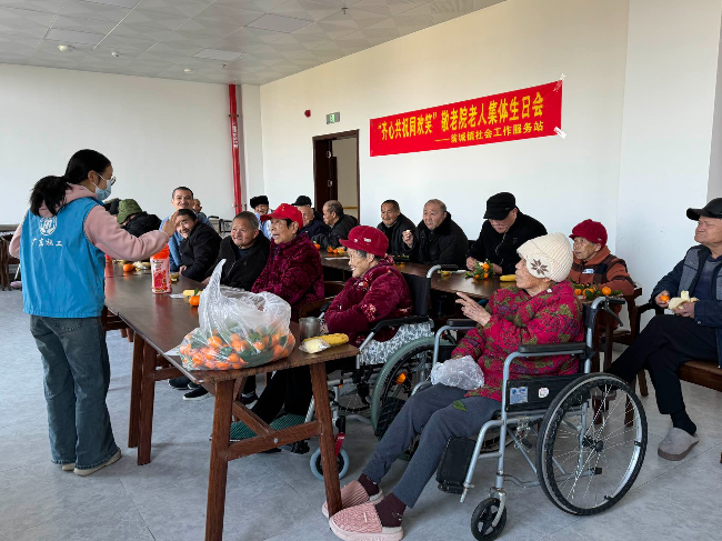 翁城镇社工站开展集体生日会活动.jpg