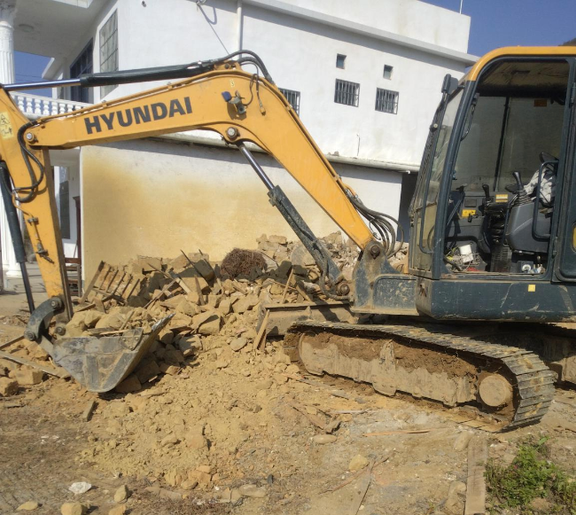 龙仙镇青山村：拆除破旧泥砖房为绿美建设腾空间1.png