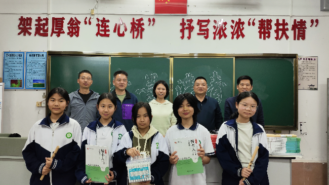 爱心传递，笔墨浓情——驻坝仔镇帮镇扶村工作队向坝仔中学捐赠一批书画用具2.jpg