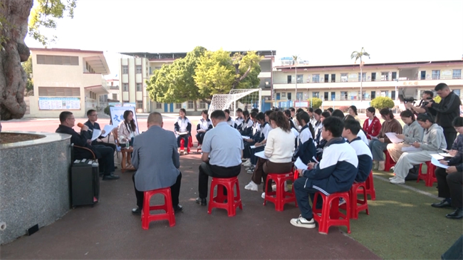 “文明翁源大家谈”系列活动第八期走进尚同中学 古榕树下谈尚同精神（改）.mp4_20250325_191927.027.jpg