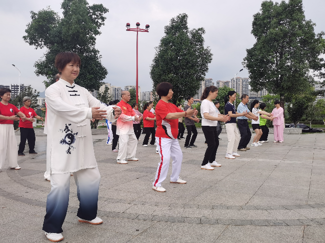 龙仙镇幸福社区八段锦公益课开讲——传统功法点亮健康邻里生活2.png