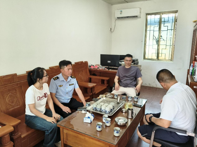 江尾镇干部到村指导防返贫动态监测与帮扶工作.png