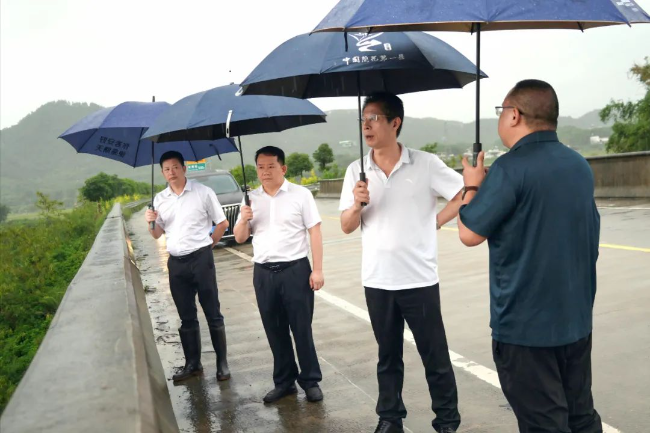 高忠率队督导安全度汛工作