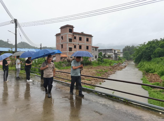 县纪委书记曾光带队深入坝仔镇鲁溪村，筑牢防汛安全防线.png