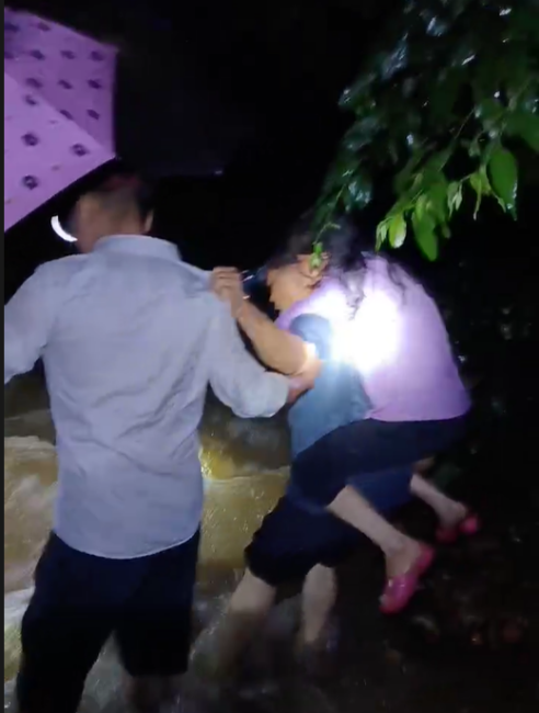蹚水入户，转移人员！新江镇东方村党员为群众撑起“保护伞”.png