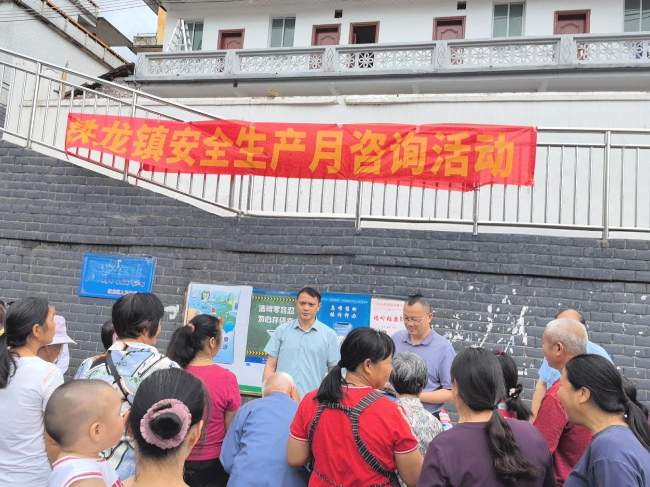 铁龙镇开展“安全宣传咨询日”活动.png