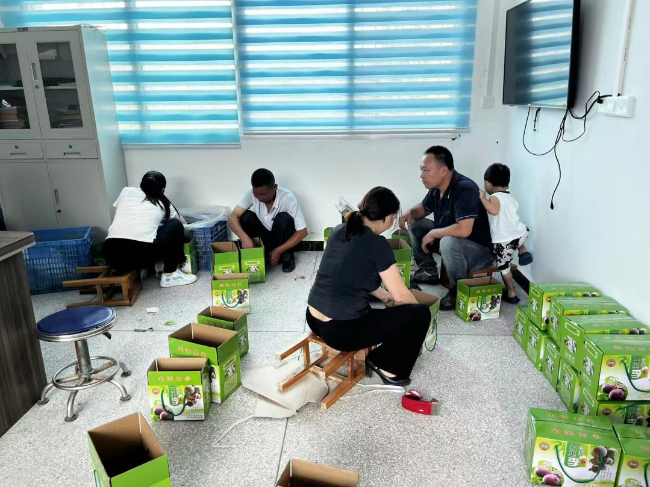 驻坝仔镇帮镇扶村工作队深入果园一线，全力帮扶农户应对暴雨灾情3.png
