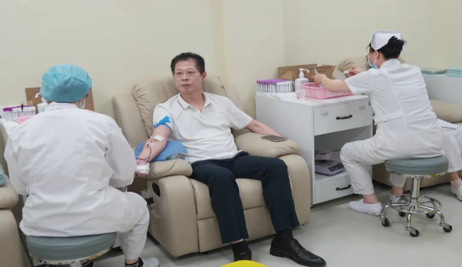 翁源县委书记高忠参加无偿献血活动