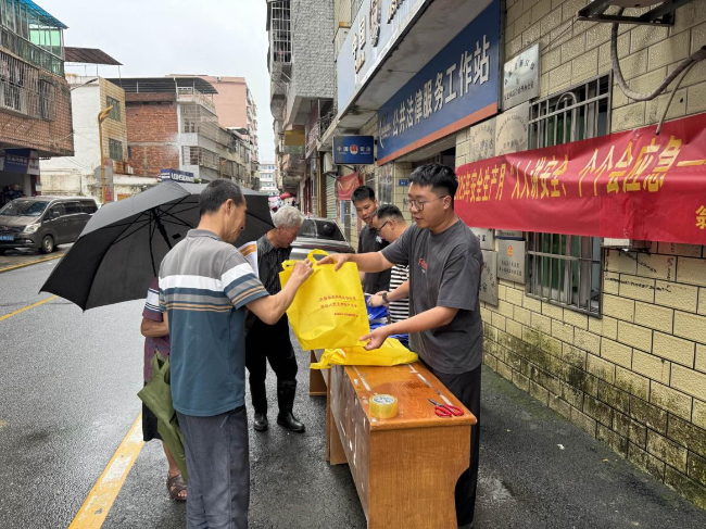新江镇开展2025年安全生产月主题宣传活动.png