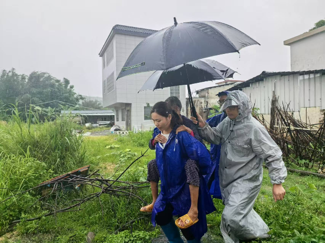 龙仙镇：巾帼不让须眉 柔肩勇担重任——记龙仙镇新尧村妇联主席黄考娣防汛救灾先进事迹.png