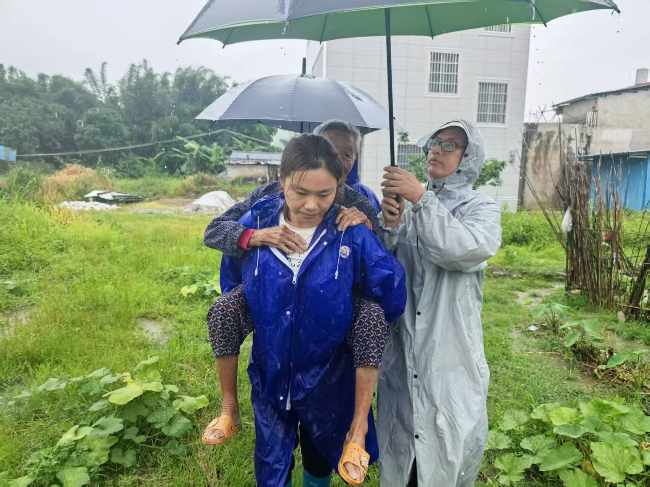 龙仙镇：巾帼不让须眉 柔肩勇担重任——记龙仙镇新尧村妇联主席黄考娣防汛救灾先进事迹2.png