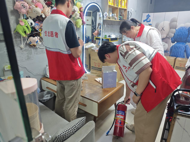 龙仙镇朝阳社区开展消防安全夜查行动2.png
