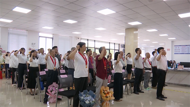 龙仙镇举办2025年“光荣在党50年 薪火相传永向前”主题活动.mp4_20250701_163936.888.jpg