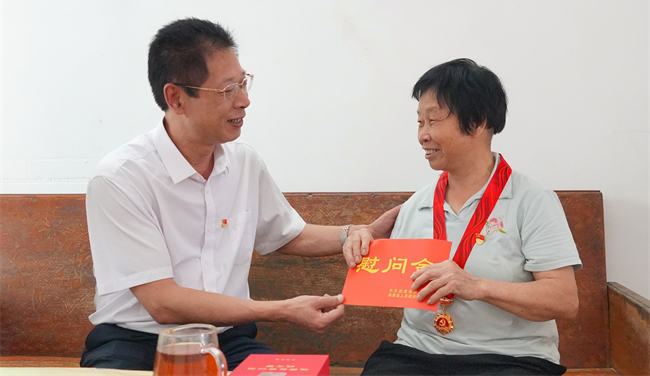 高忠带队走访慰问“光荣在党50年”党员和困难党员