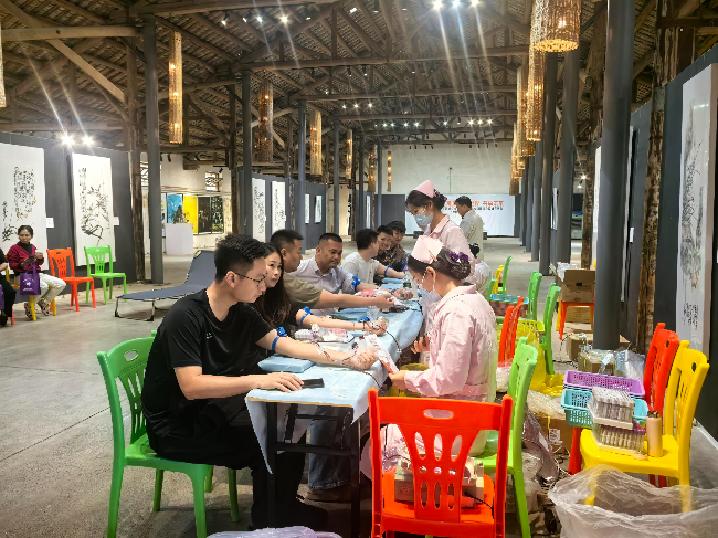 翁城镇开展无偿献血活动 干群齐献热血传递爱心.jpg