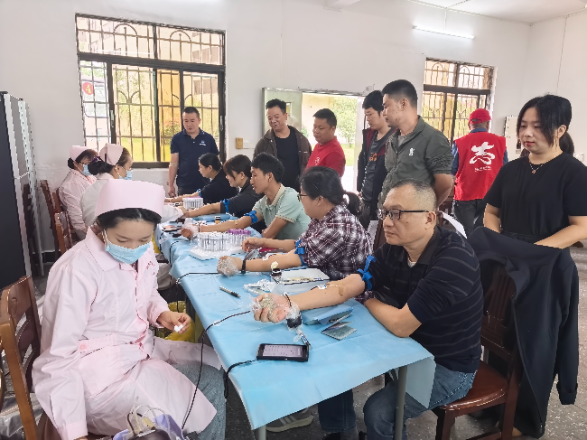 热血传温情 大爱暖乡邻——官渡镇开展无偿献血活动.jpg