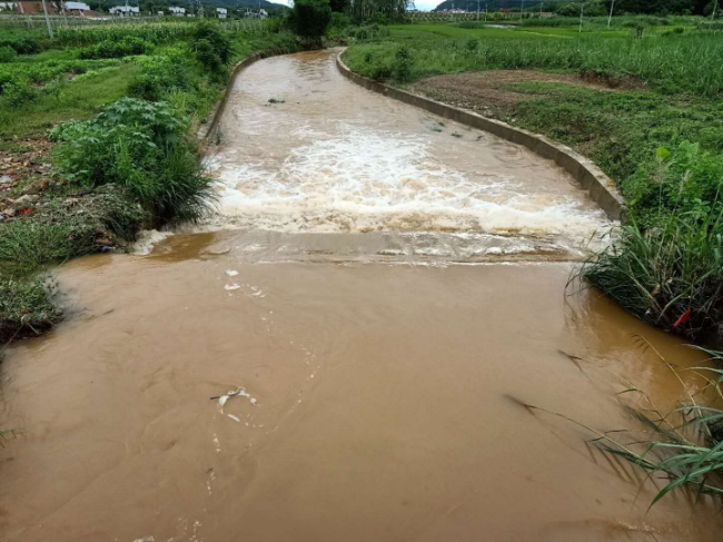 许会昌一行深入到各村小组,实地排查河道,水坝,涵洞,山塘和地势低洼的