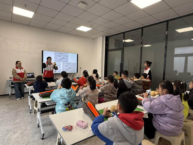 “丝韵暖冬 乐润童心”——龙仙镇八泉社区开展葫芦丝教学暨寒假公益培训班志愿服务活动.png