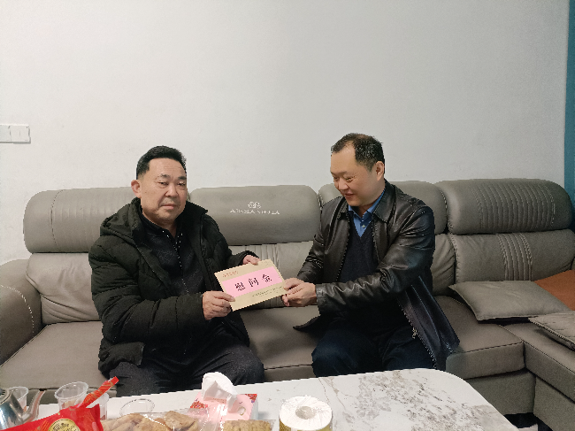 2026年2月10日,翁源县总工会党支部慰问党员刘志文。(1).jpg