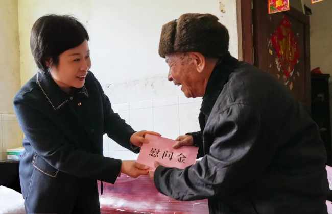 钟真带队到翁城镇开展春节前送温暖慰问活动