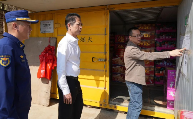 高忠带队到烟花爆竹经营场所开展经营安全检查