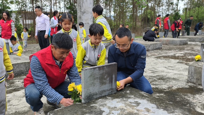 官渡镇开展“缅怀先烈 致敬英雄” 文明祭扫主题活动2.jpg