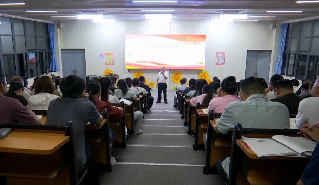 何茂文到韶关市永翔实验学校举行思政课改革创新专题讲座