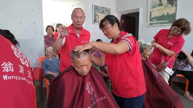 五一温情志愿行 义剪服务暖民心1.png