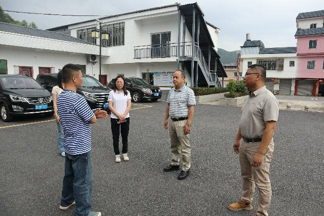 翁源县委常委、宣传部部长何茂文带队到官渡镇调研指导宣传文化工作.jpg