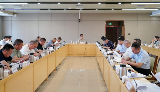 中共翁源县委理论学习中心组学习会议召开