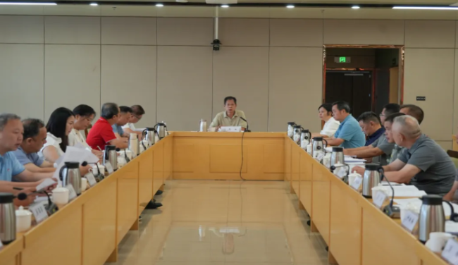 中共翁源县委理论学习中心组学习会召开