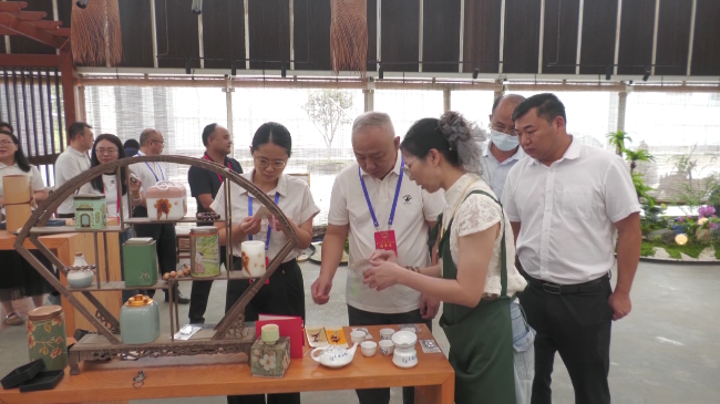 县人大常委会组织人大代表视察我县兰花产业[00_01_17][20260729-191055].png