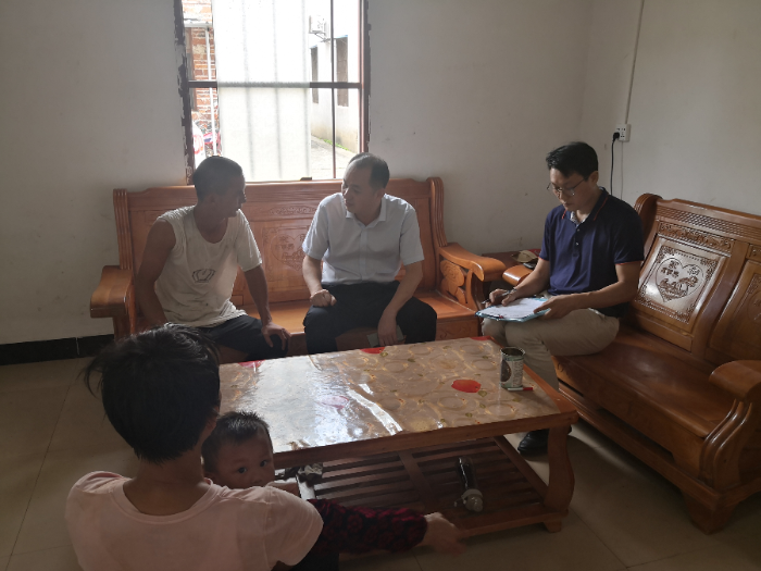 县人社局局长童纪章询问贫困户家庭情况2.jpg