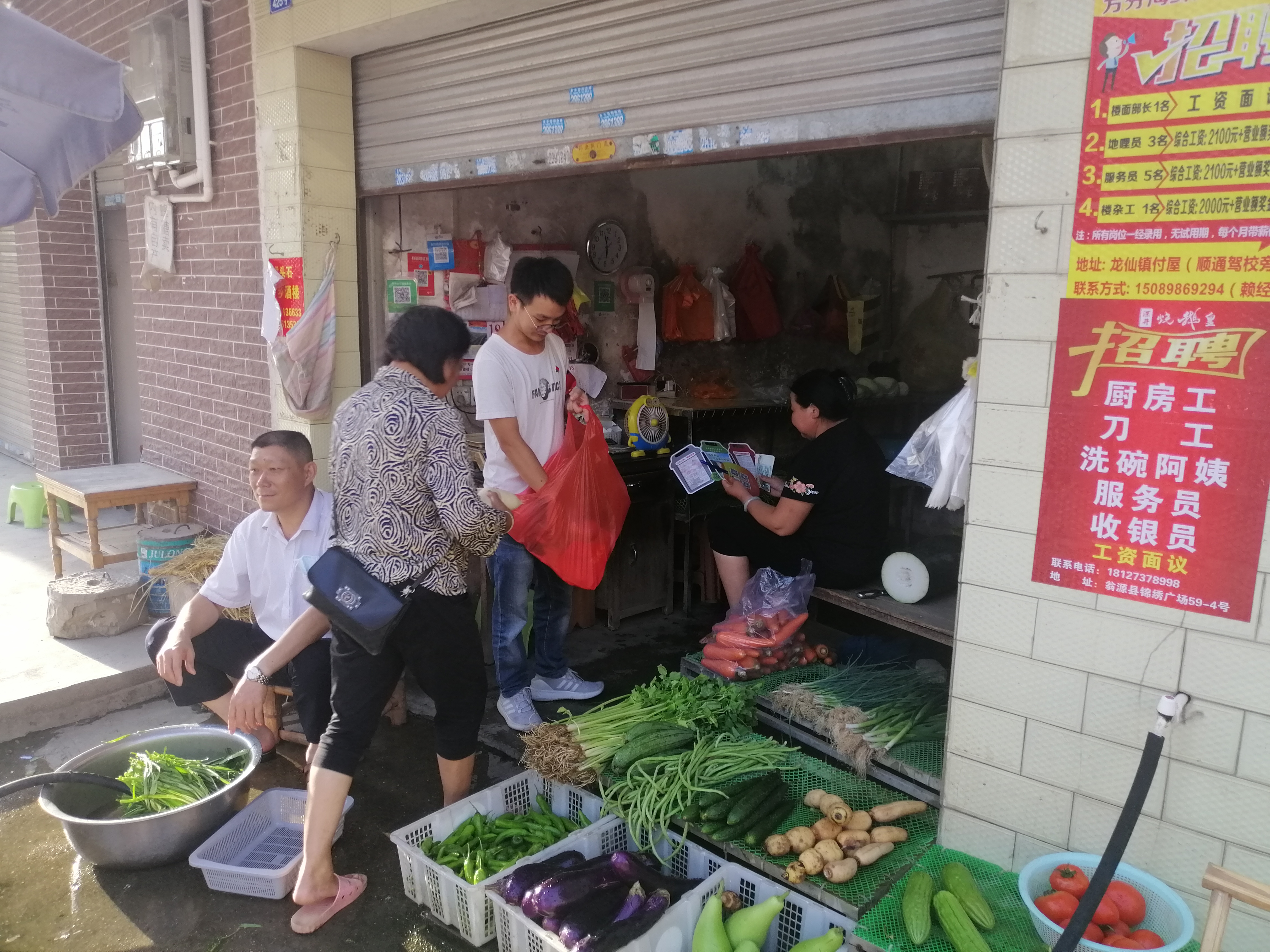 派发宣传资料.jpg