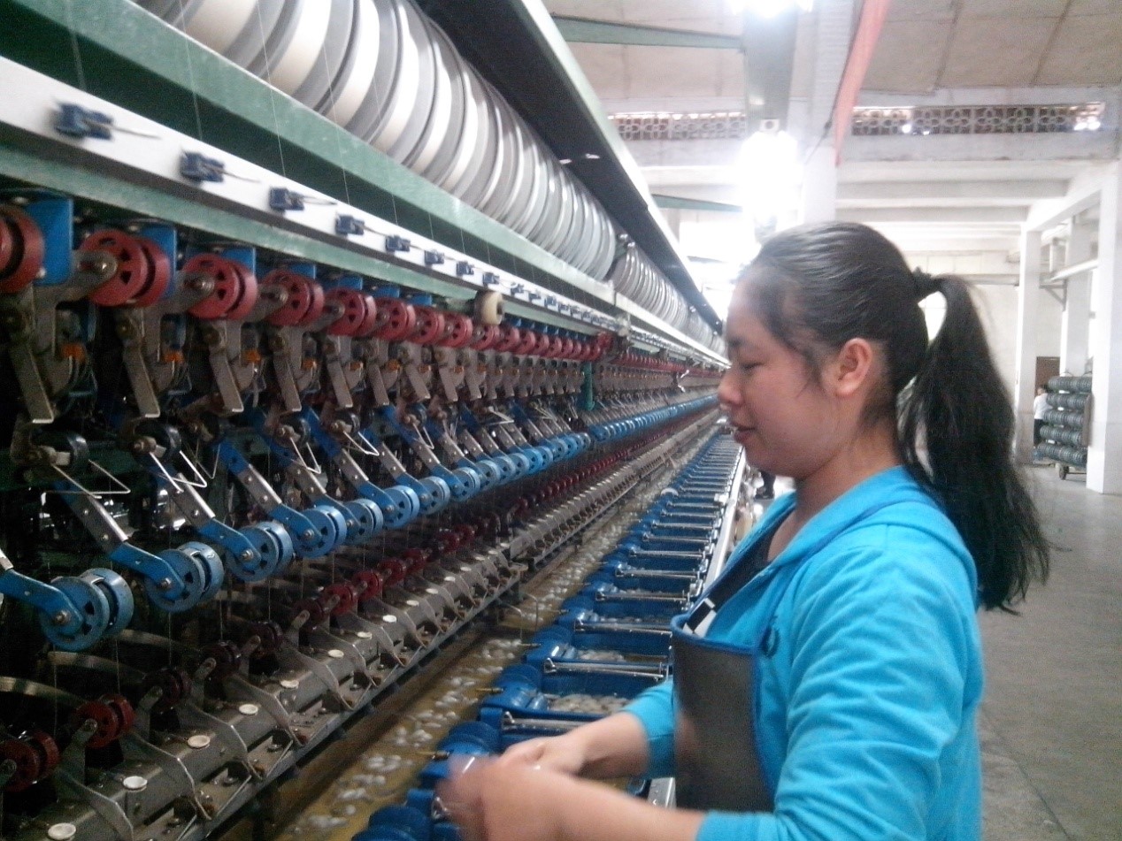 缫丝工人在车间工作——摄影:黄影祥