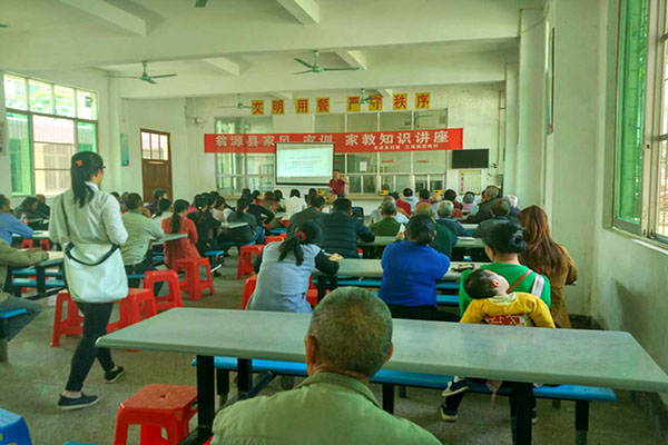 县妇联举办家风家训家教知识讲座.jpg